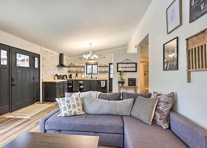 Pet & Family Friendly Cottage Near The Lake!