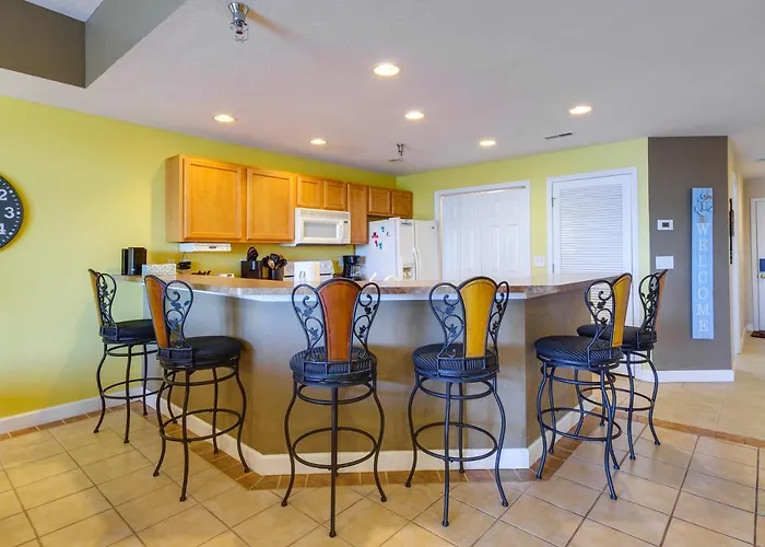 Lakefront Osage Beach Condo: Balcony & Pool Access