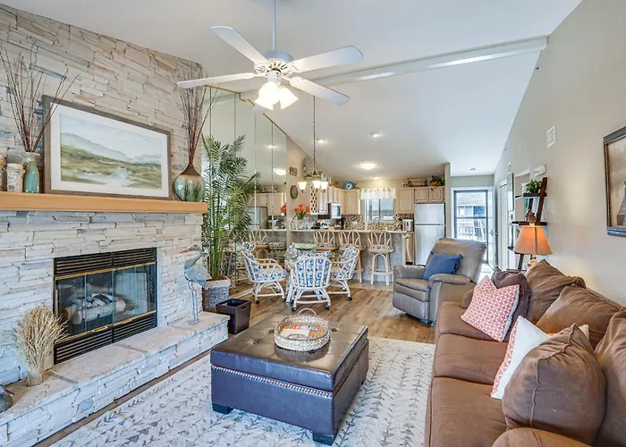 Lakefront Osage Beach Abode W/ Grill & Pool Access