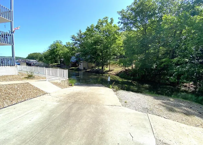 F Lakefront! Remodeled, Sleeps 4, Boat Slip, Patio, Wifi, Cable, Pool